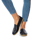 Faltige schwarze Slip-On-Schuhe für Damen