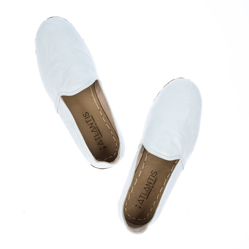 Faltige weiße Slip-On-Schuhe für Damen