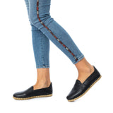 Faltige schwarze Slip-On-Schuhe für Damen